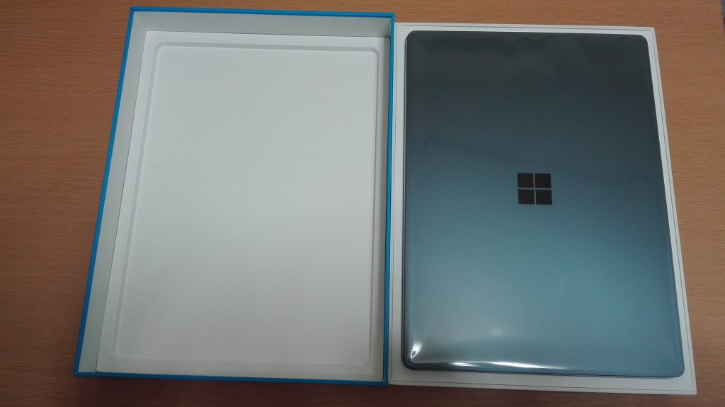 Surface Laptop コバルトブルーの箱開けたところ