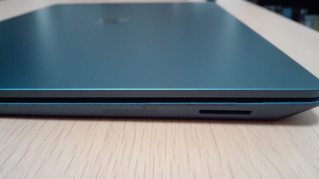 Surface Laptop コバルトブルー本体右側から
