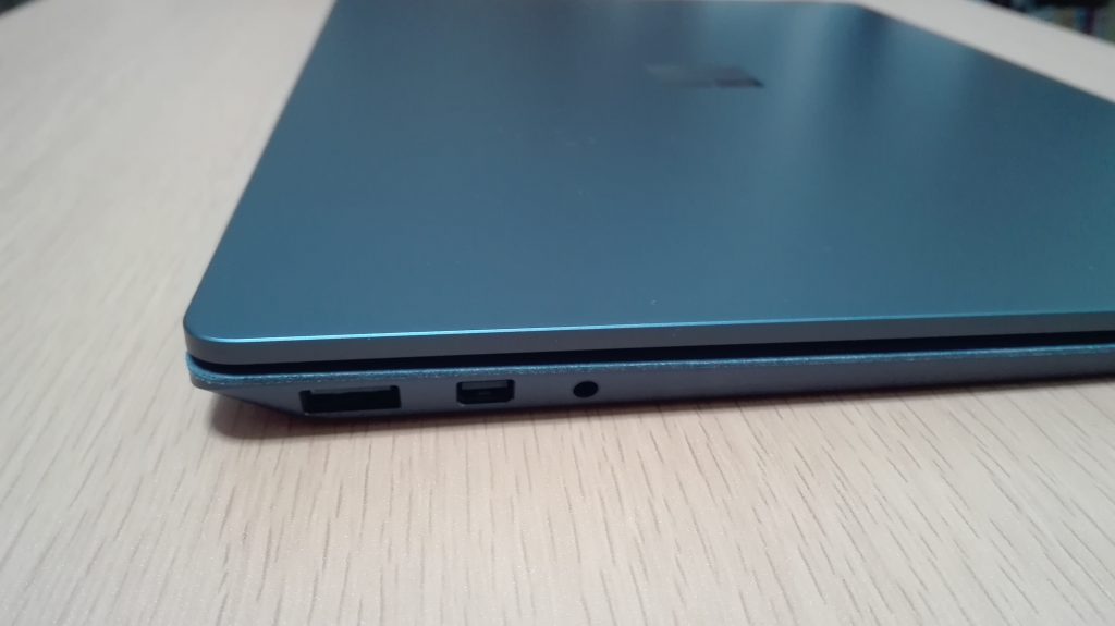 Surface Laptop コバルトブルー本体右側