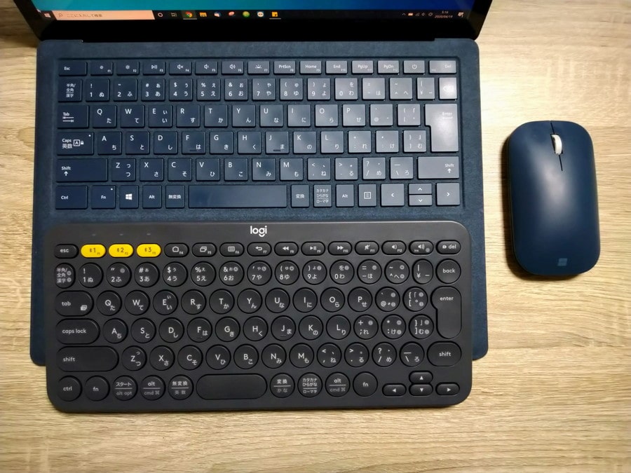 Surface Laptopのキーボードと比較。サイズ自体は同じくらい。