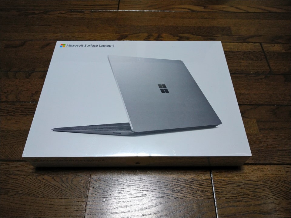 Surface Laptop 4の箱。